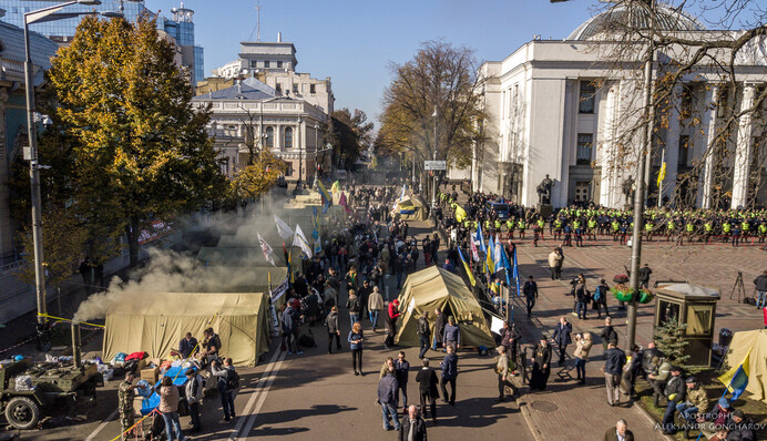 Опасаются разгона и не всегда хватает чая: как живет палаточный городок в центре Киева