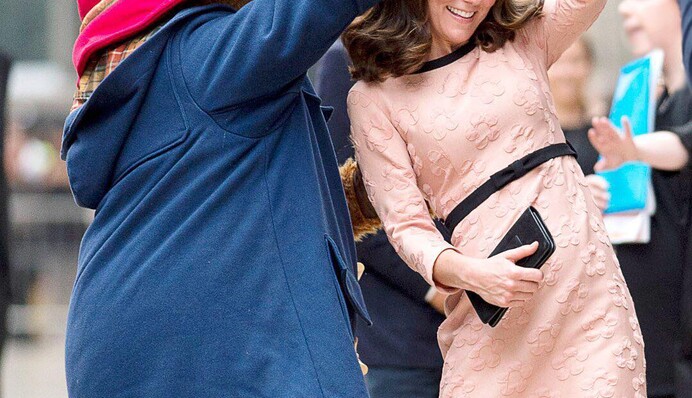Беременная Кейт Миддлтон потанцевала с медведем: забавное видео