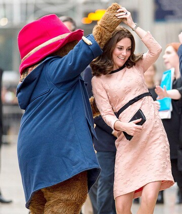 Беременная Кейт Миддлтон потанцевала с медведем: забавное видео