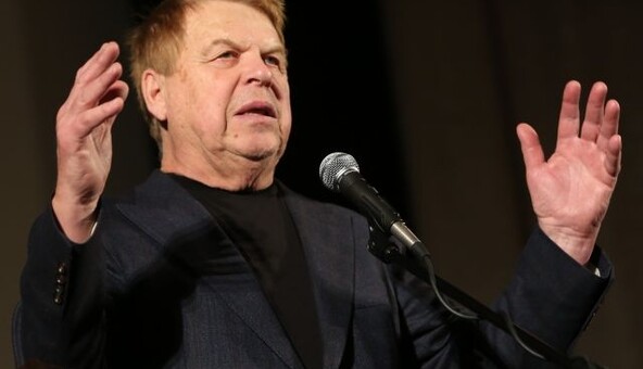 Не разговаривает и не узнает жену: коллега рассказал о состоянии знаменитого российского актера