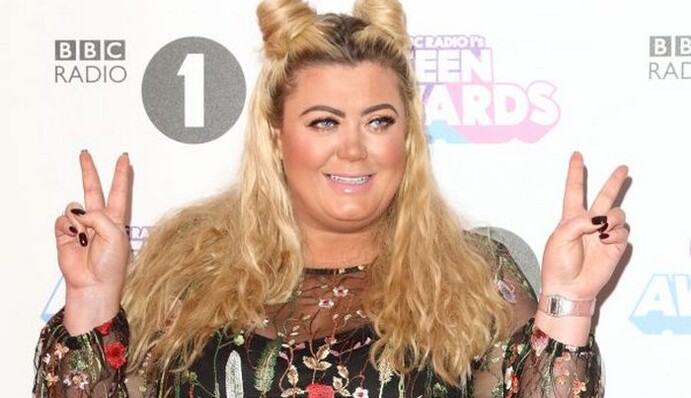 Британская звезда провалилась под сцену во время шоу: опубликовано видео