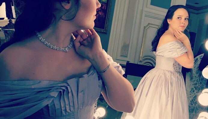 Дочь Макаревича чуть не упала в обморок на балу: опубликованы фото