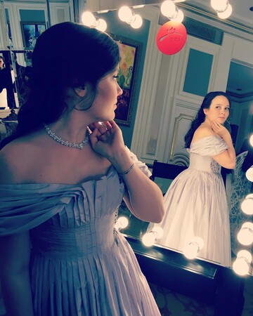 Дочь Макаревича чуть не упала в обморок на балу: опубликованы фото