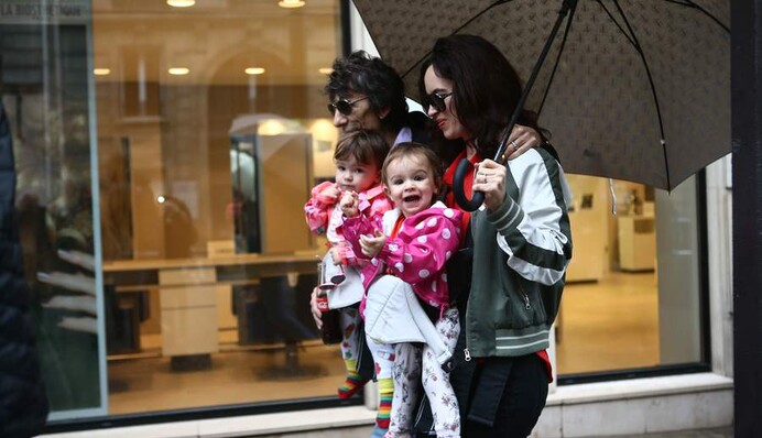 Ронни Вуд взял полуторагодовалых дочерей на концерт Rolling Stones: опубликованы фото