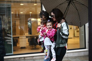 Ронни Вуд взял полуторагодовалых дочерей на концерт Rolling Stones: опубликованы фото