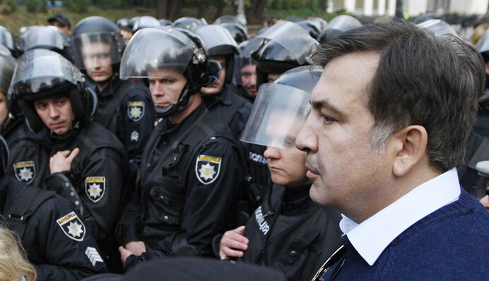 Вимотує Порошенка: чи депортують Саакашвілі з України