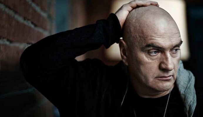 Был пьян и нецензурно ругался при детях: известного российского актера сняли с рейса в аэропорту