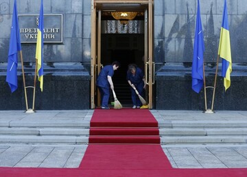 Порошенко придумав, як не спілкуватися з народом, а міністри "ховаються" у відрядженнях