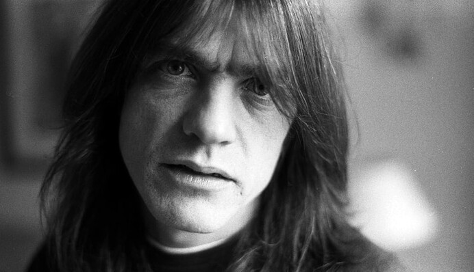 Памяти Малькольма Янга: видео самых популярных песен и малоизвестные факты из жизни