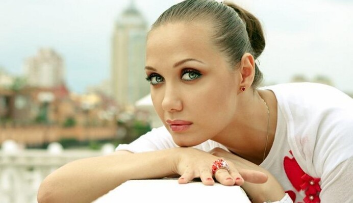 12 дней борется за жизнь: популярная украинская певица попала в реанимацию