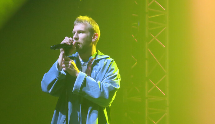 Скандальный украинский певец разделся на концерте в России: опубликованы фото и видео