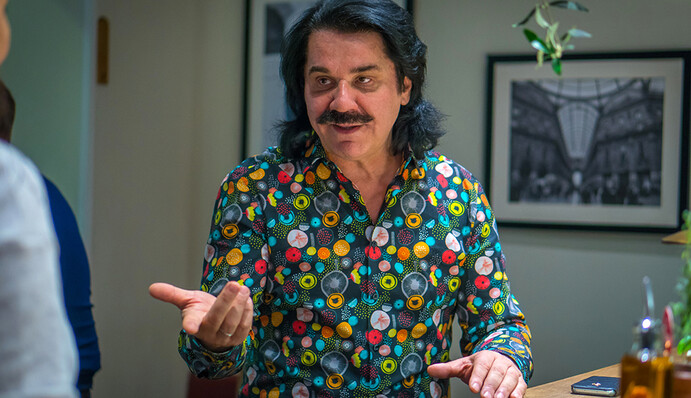 Знаменитый певец рассказал, какие песни поет военным на Донбассе