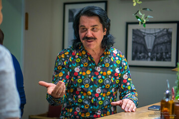 Знаменитый певец рассказал, какие песни поет военным на Донбассе