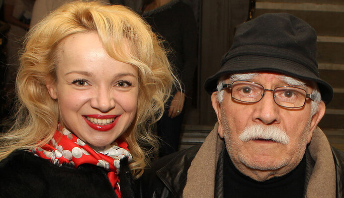 СМИ сообщили о беременности молодой экс-жены известного российского актера