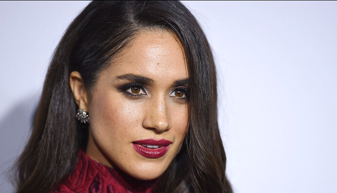 В сеть попало фото юной Меган Маркл на фоне Букингемского дворца