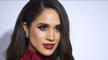 В сеть попало фото юной Меган Маркл на фоне Букингемского дворца