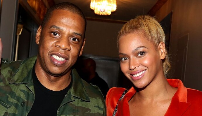 Муж многодетной певицы признался в измене