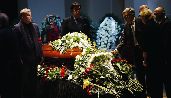 Гроб с телом Хворостовского провели аплодисментами и криками 