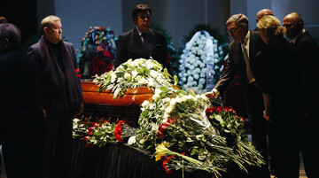 Гроб с телом Хворостовского провели аплодисментами и криками 