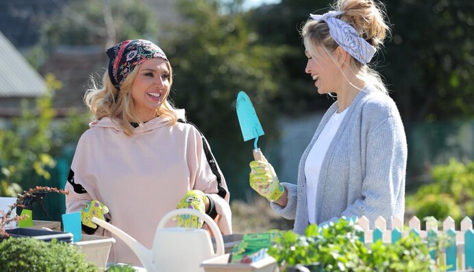 Укладывали кирпичи, штукатурили и белили: жена Медведчука показала фото трудолюбивых звезд