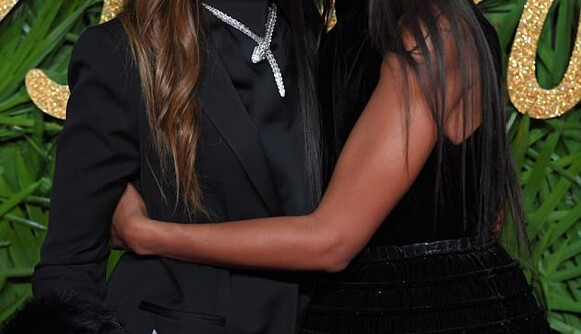 66-летняя мать знаменитой супермодели затмила дочь на красной дорожке: опубликованы фото