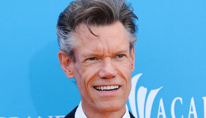 В сеть попало видео задержания голого знаменитого музыканта