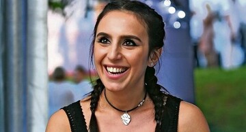 Украинскую певицу повеселило, как ее описали в учебниках: опубликовано фото