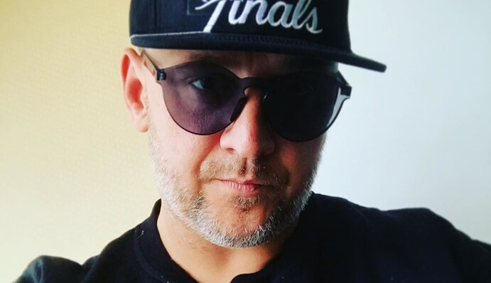 Популярный украинский певец напугал поклонников своим внешним видом: опубликовано фото