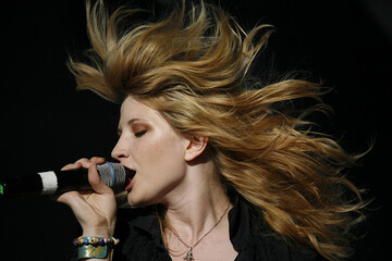 Российская певица госпитализирована с маленьким сыном после страшного пожара