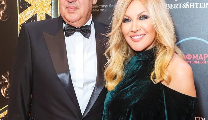 Взгляд хищника: опальная украинская звезда выложила забавное фото в честь годовщины отношений с мужем