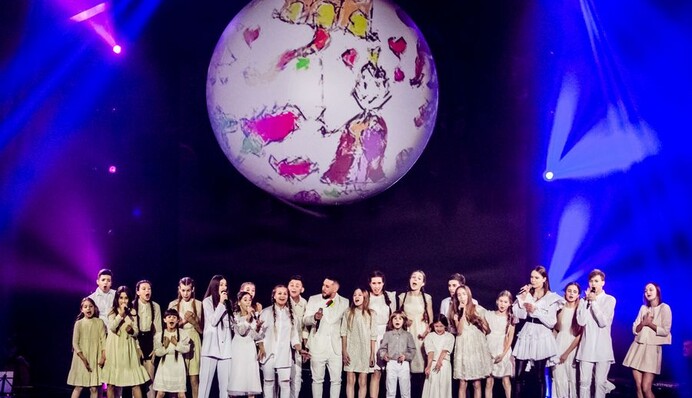 MONATIK растрогал новой песней о родителях: эмоциональное видео