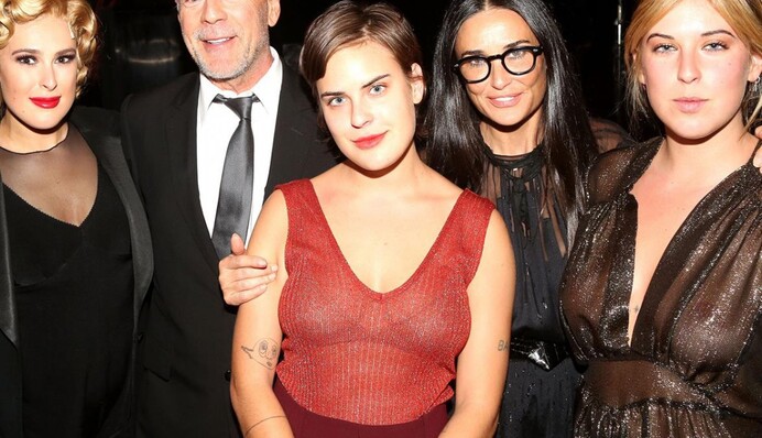 Куда смотрит папа: дочери Брюса Уиллиса полностью разделись для фото в ванной