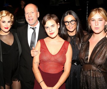 Куда смотрит папа: дочери Брюса Уиллиса полностью разделись для фото в ванной