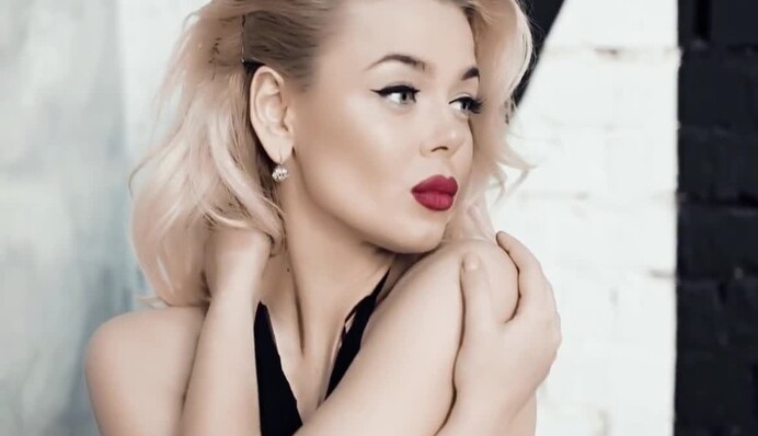 ​Сбежавшая в Россию украинская певица в свадебном платье пообнималась с французом-