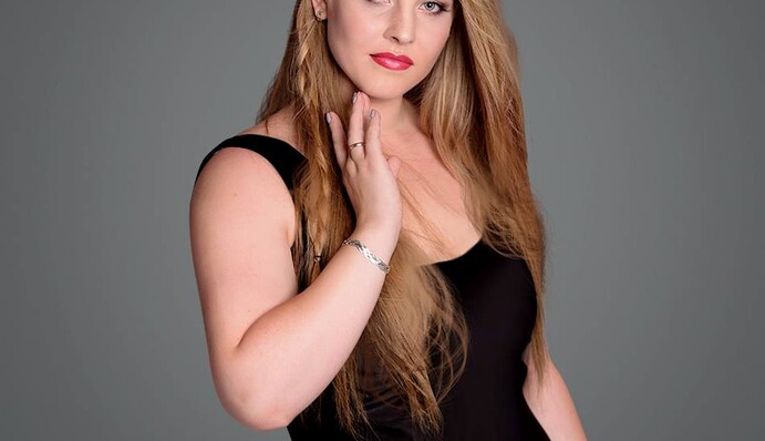 Победительница Модель XL украсила обложку известного глянца: яркое фото