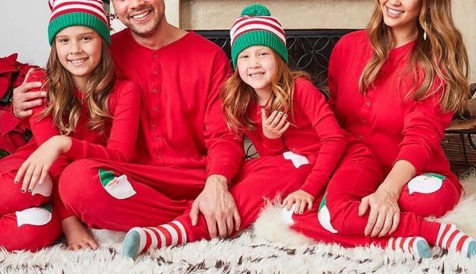 Как звезды во всем мире праздновали Рождество: яркие фото и видео