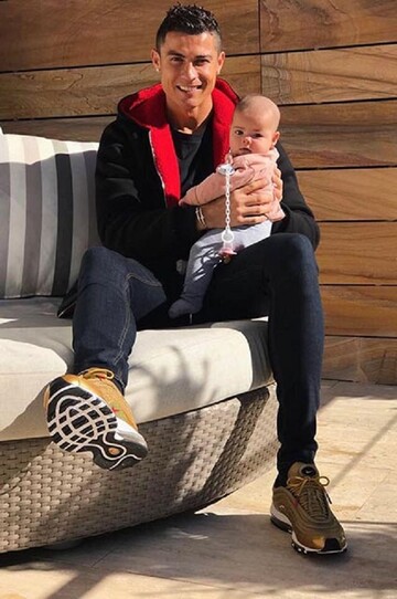 Отец года: Роналду порадовал новым фото с детьми