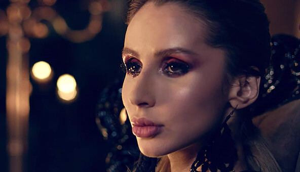 Теряет хватку: поющая в России украинка позабавила сети видео