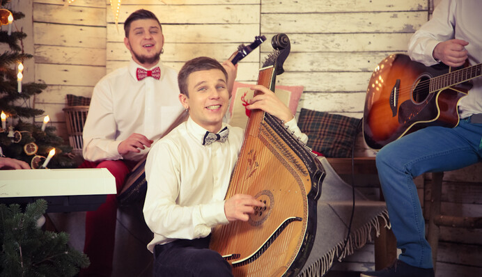 Украинские бандуристы перепели легендарную Let It Snow: опубликовано видео