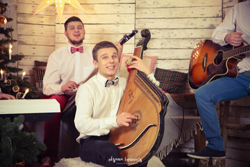 Украинские бандуристы перепели легендарную Let It Snow: опубликовано видео