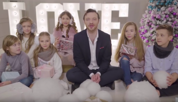 Французский певец снял рождественский клип с маленькими украинцами: яркое видео