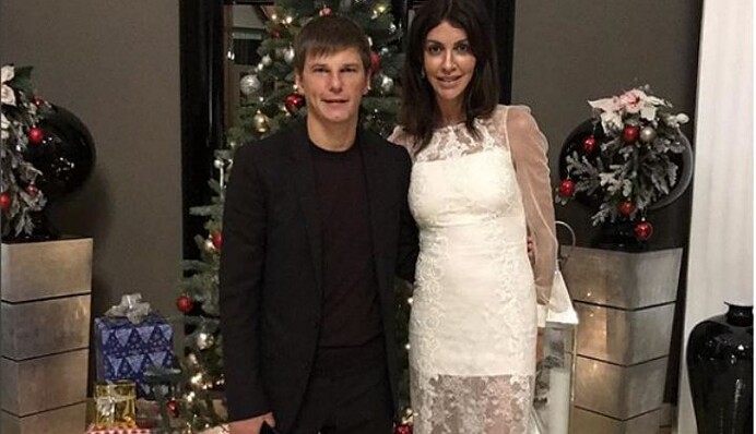 Жену скандального российского футболиста сняли с рейса из-за подгузника: опубликованы фото