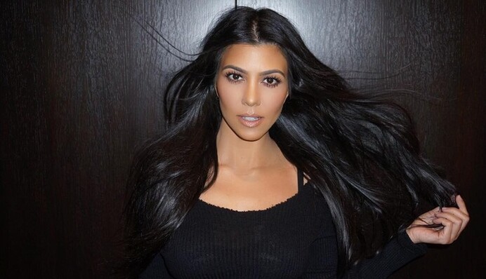 Сестра Кардашьян взбудоражила сеть голым фото