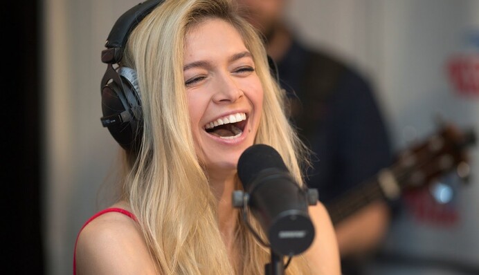 Доброе утро, мои рабы: видео исполнения песни Брежневой американцем развеселило сети