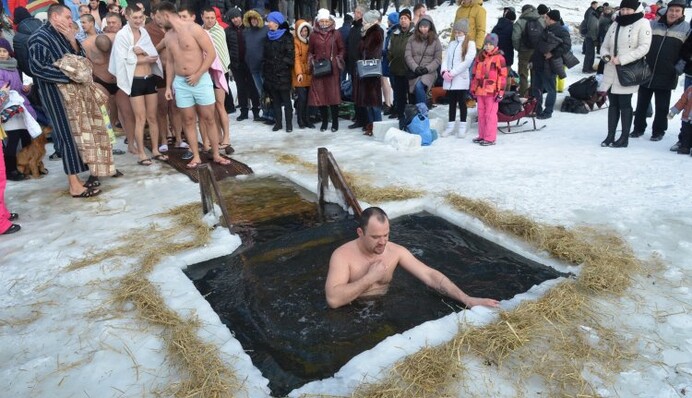 Когда в Украине отступят морозы: прогноз погоды до Крещения и на праздник