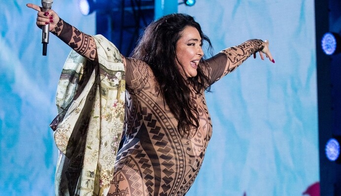 Запрещенную в Украине певицу раскритиковали за странный наряд: опубликовано видео