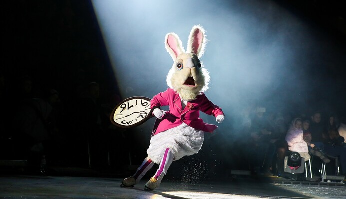 В Киеве прошло шоу “Алиса в зазеркалье на льду”