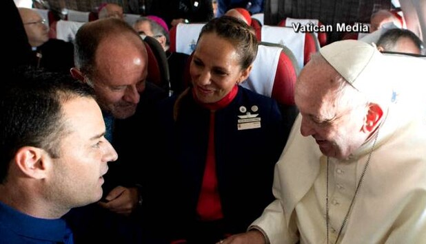 Папа римский обвенчал влюбленных на высоте 10 тысяч метров: яркие фото и видео