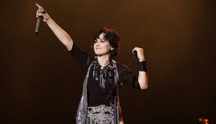 В Ирландии прощаются с вокалисткой The Cranberries: опубликованы фото и видео
