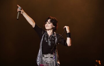 В Ирландии прощаются с вокалисткой The Cranberries: опубликованы фото и видео